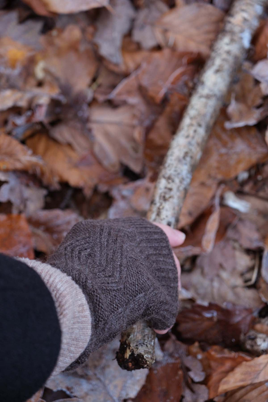 Cable Knit Cashmere Fingerless Wrist Warmer - Chocolate Brown