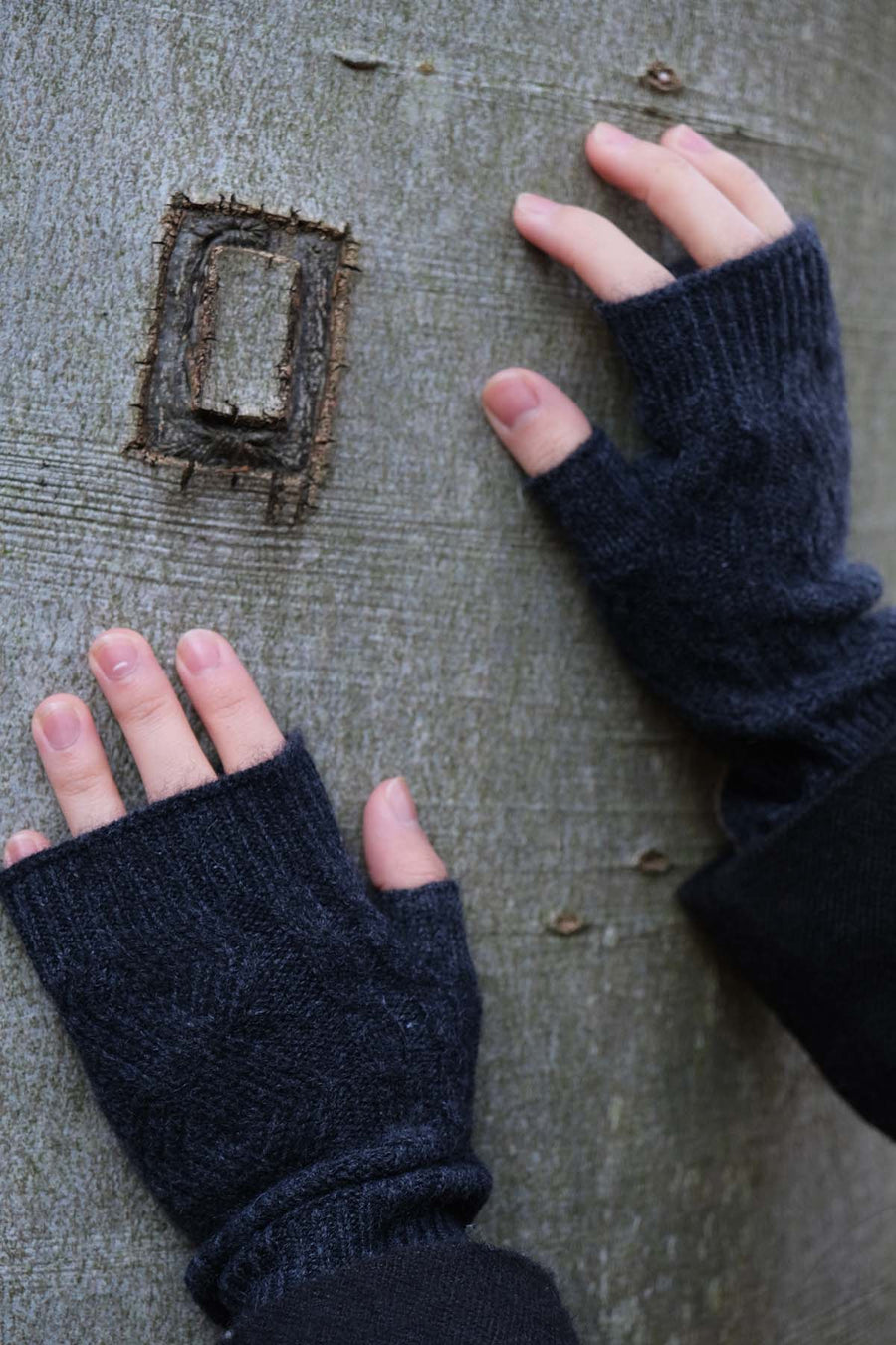 Cable Knit Cashmere Fingerless Wrist Warmer - Black