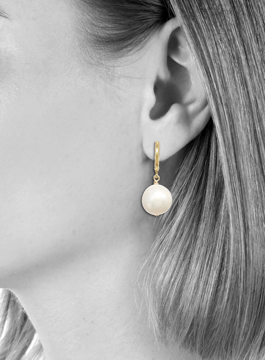 SMALL WHITE BAROQUE PEARL EARRINGS - GOLD