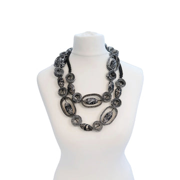 RINGS RECYCLED FABRIC NECKLACE BLACK/WHITE