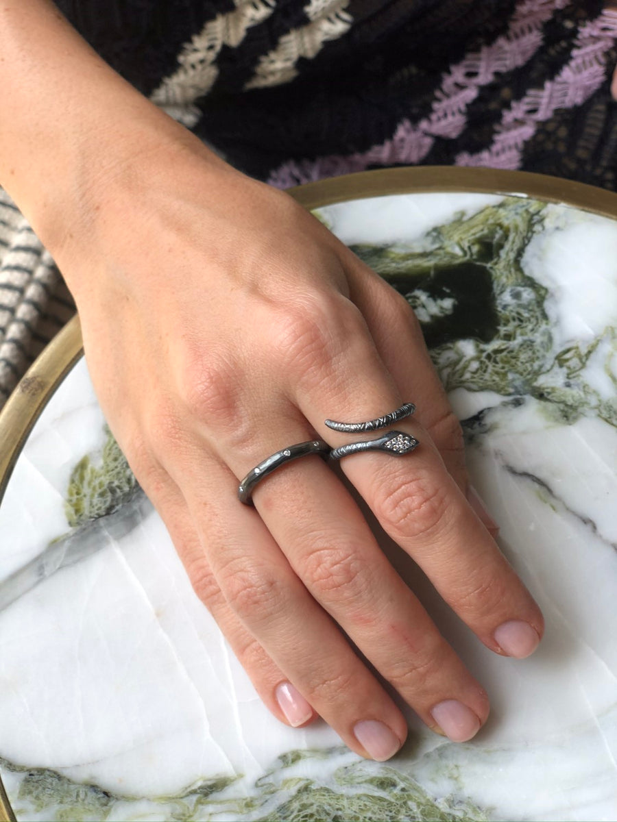 OXIDIZED SILVER SNAKE RING